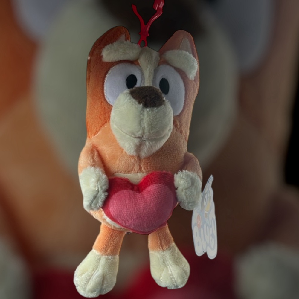 Bluey Character Bingo Plush Bag Clip Holding Red Heart - Orange and Cream NWT
